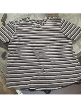 𝅺volcom Tee